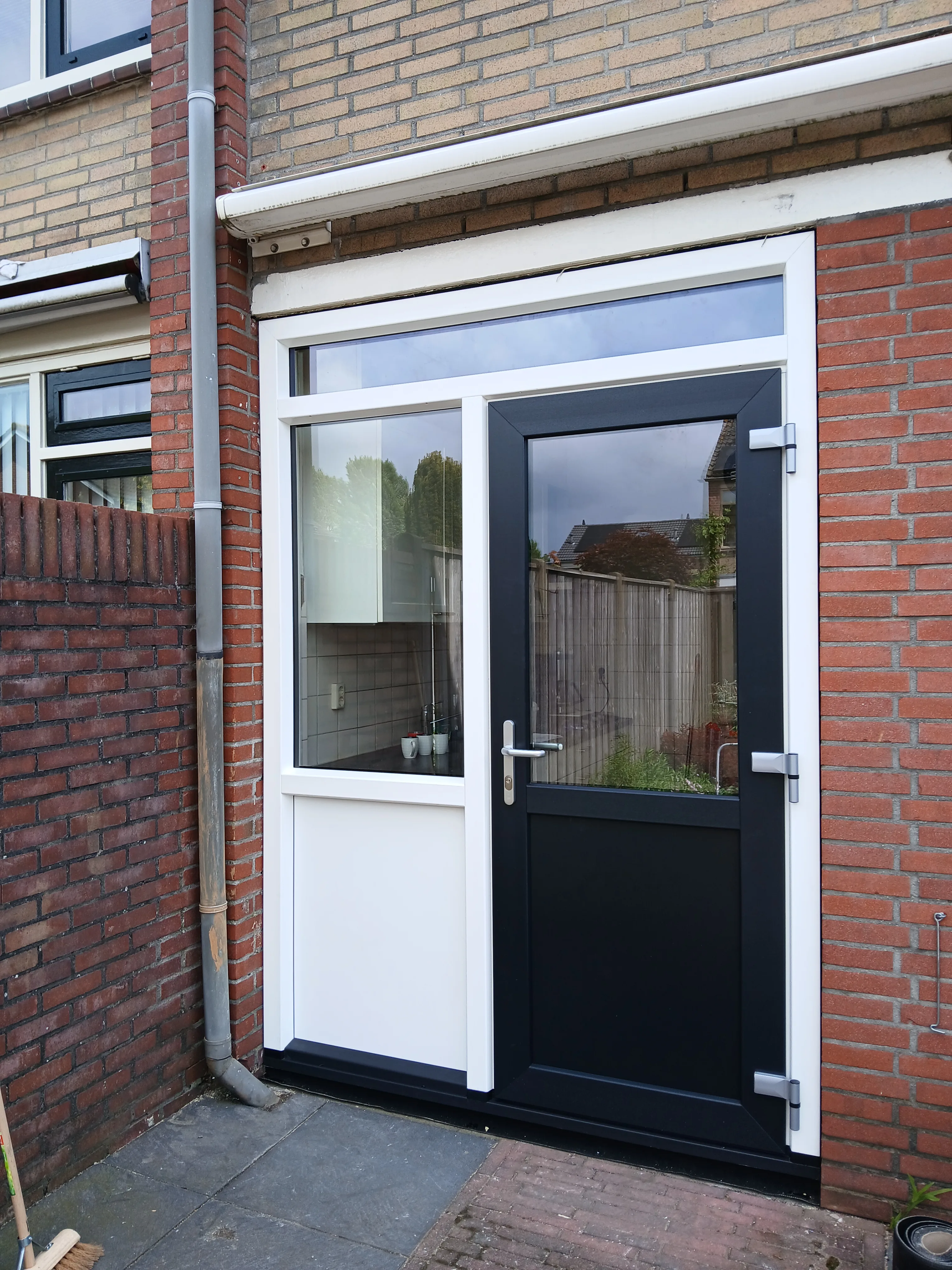 Moderne zwarte glazen deur met wit raamwerk