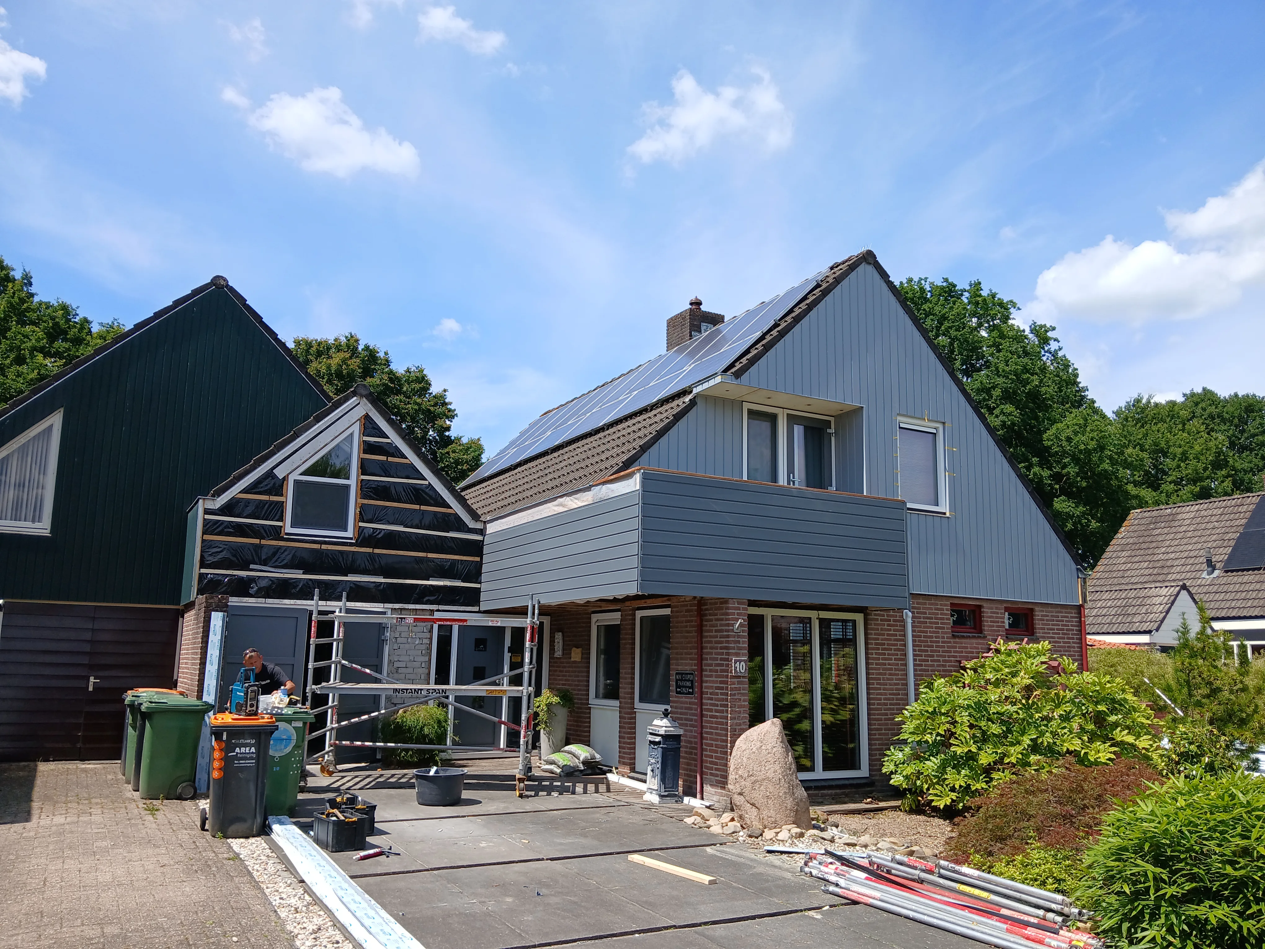 Moderne woning met grote lichte ramen
