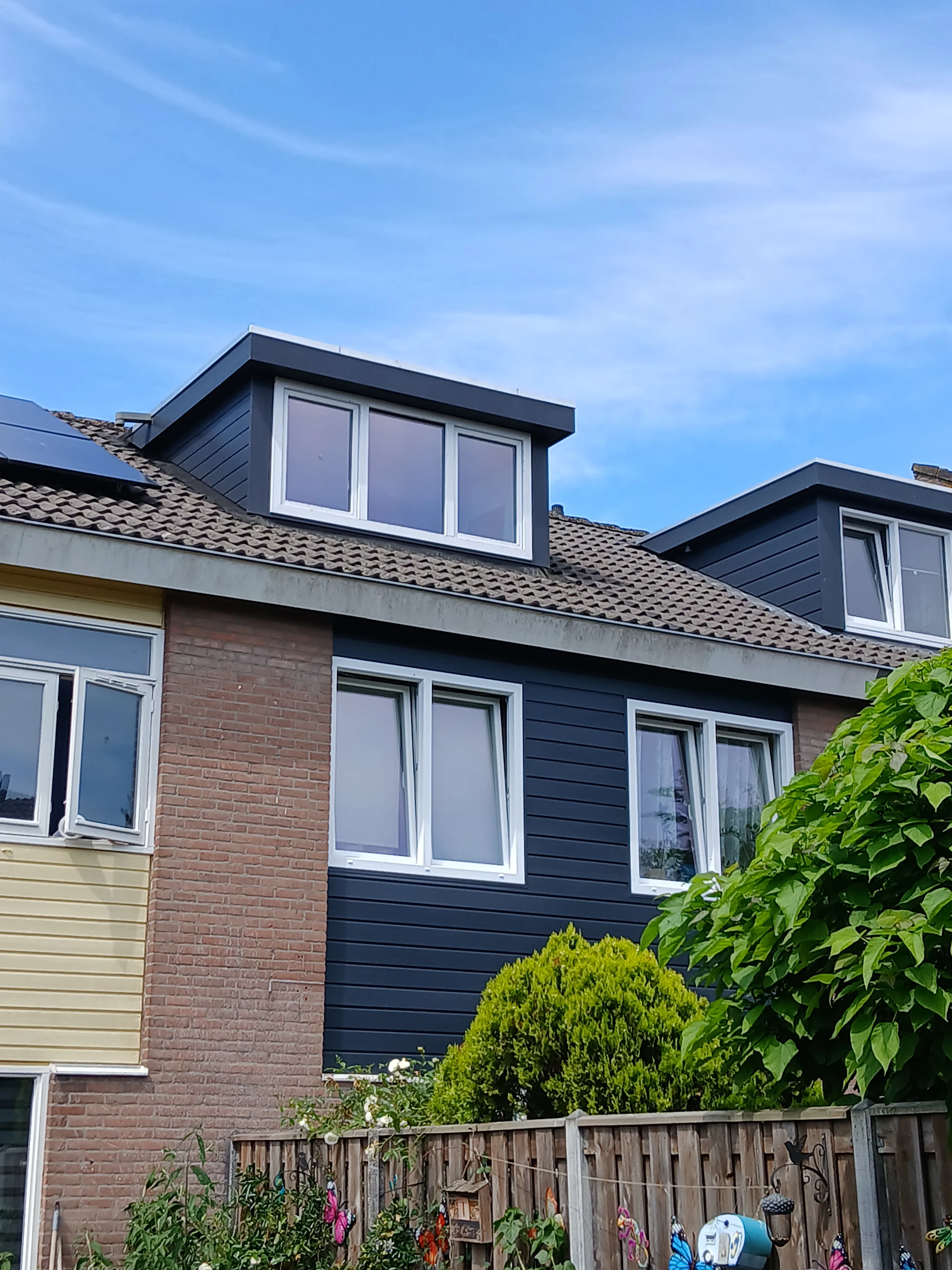 Modern woonhuis met nieuwe kozijnen en dakkapellen