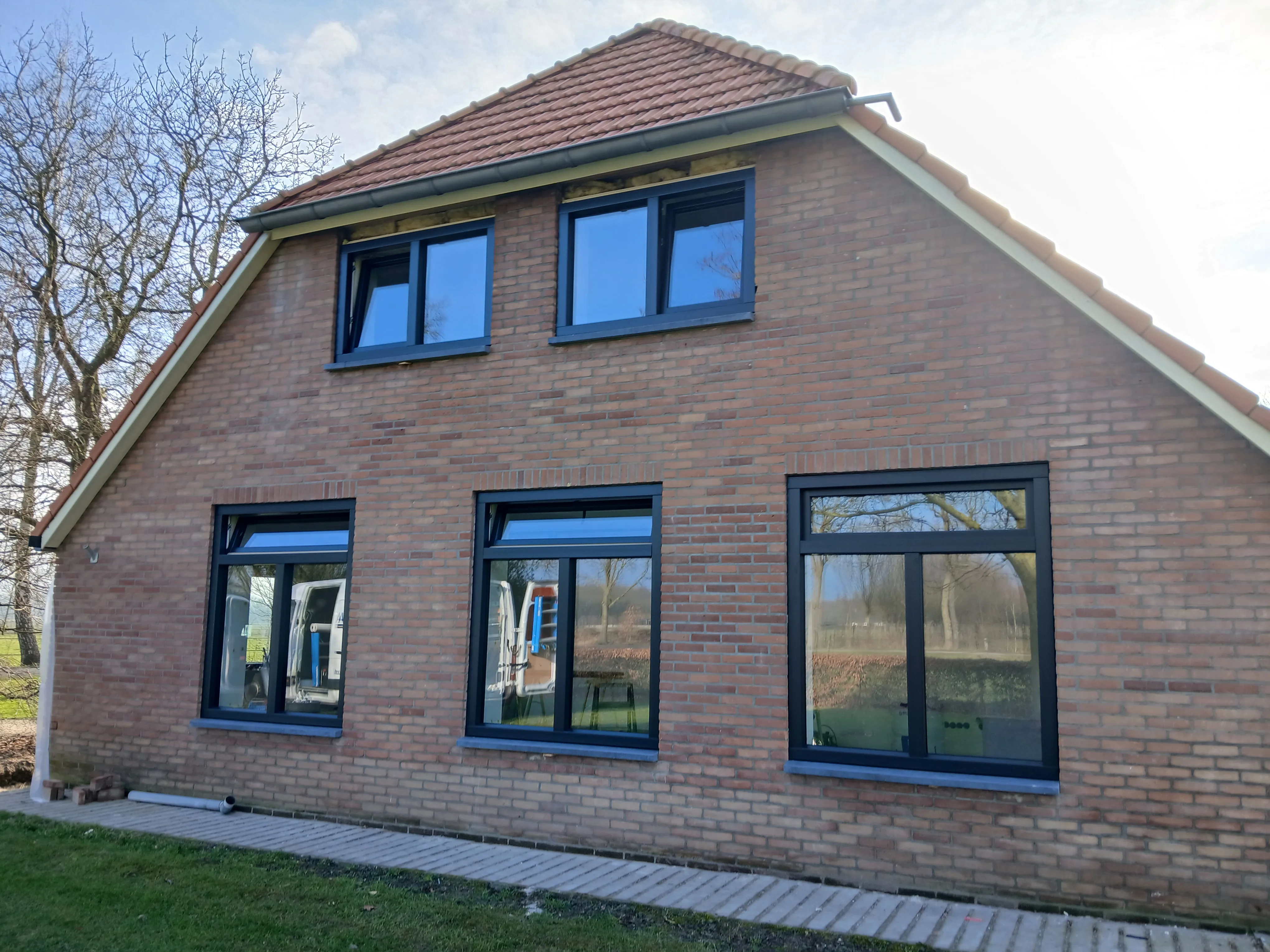 Moderne woning met blauwe kunststof ramen