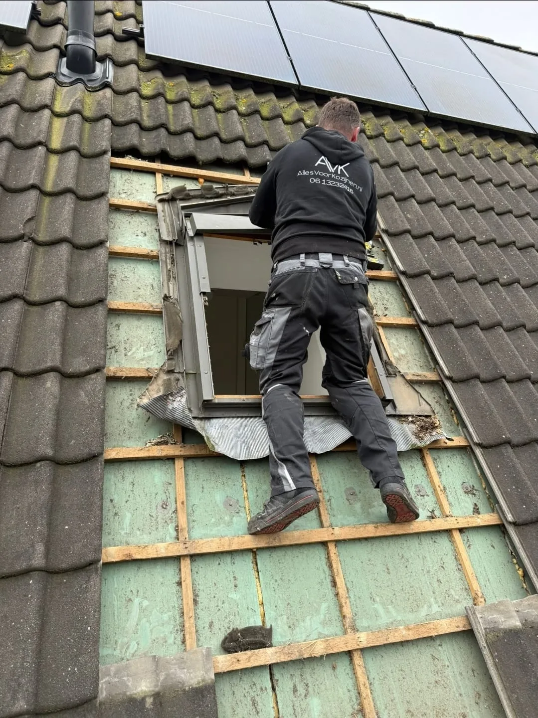 Raaminstallatie op schuindak door monteur