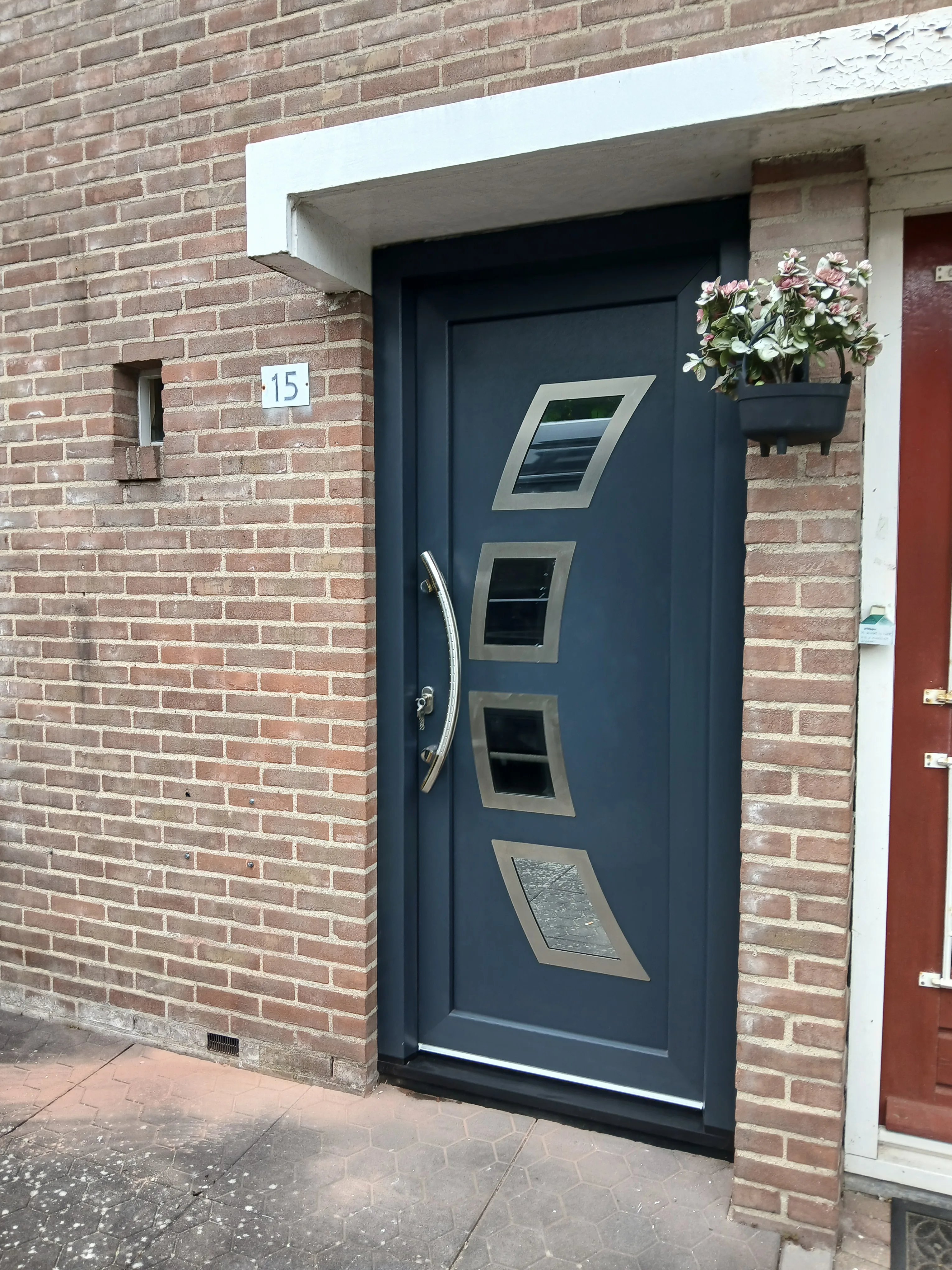 Moderne kunststof voordeur met stijlvolle panelen en sierbeslag