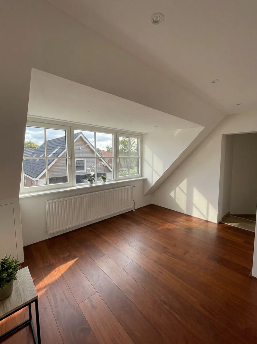Moderne zolder met grote witte ramen