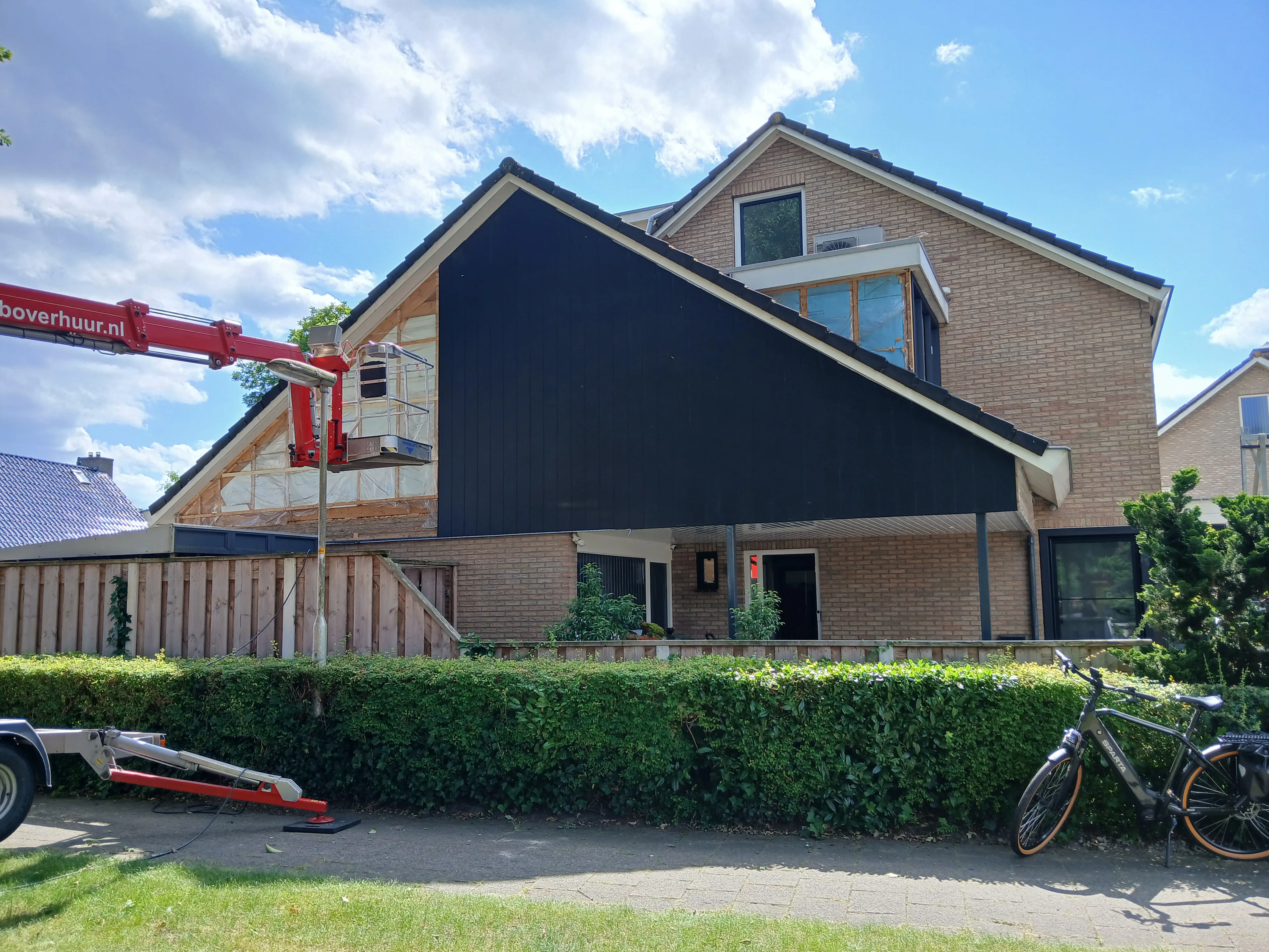 Moderne bakstenen woning met zwarte aanbouw