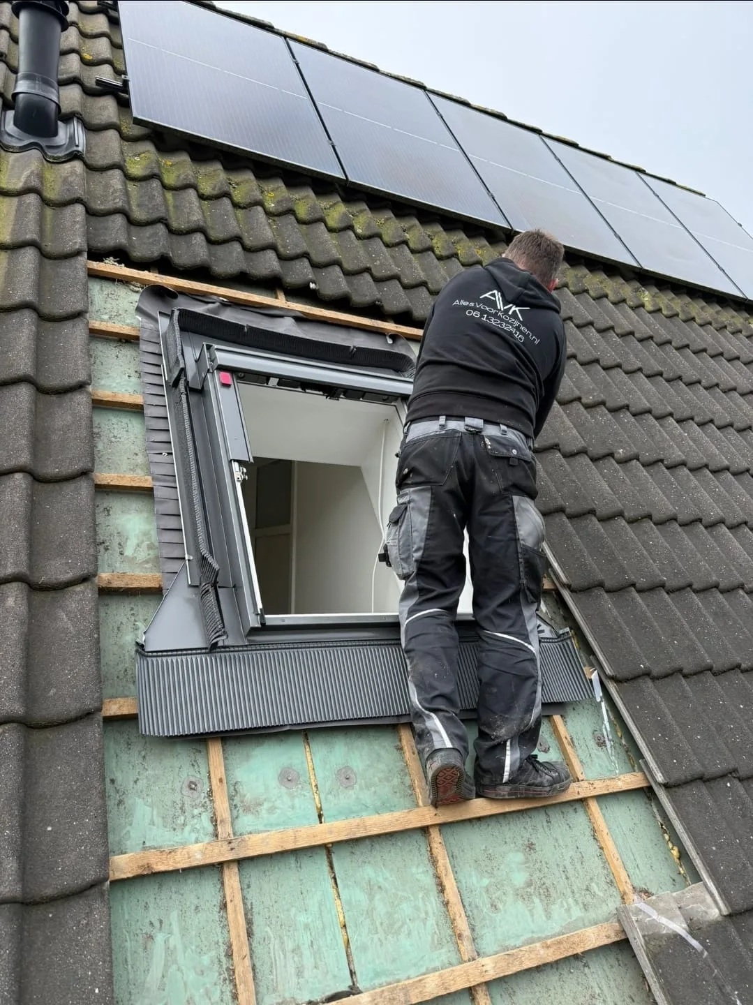 Installatie zonnepanelen op dak