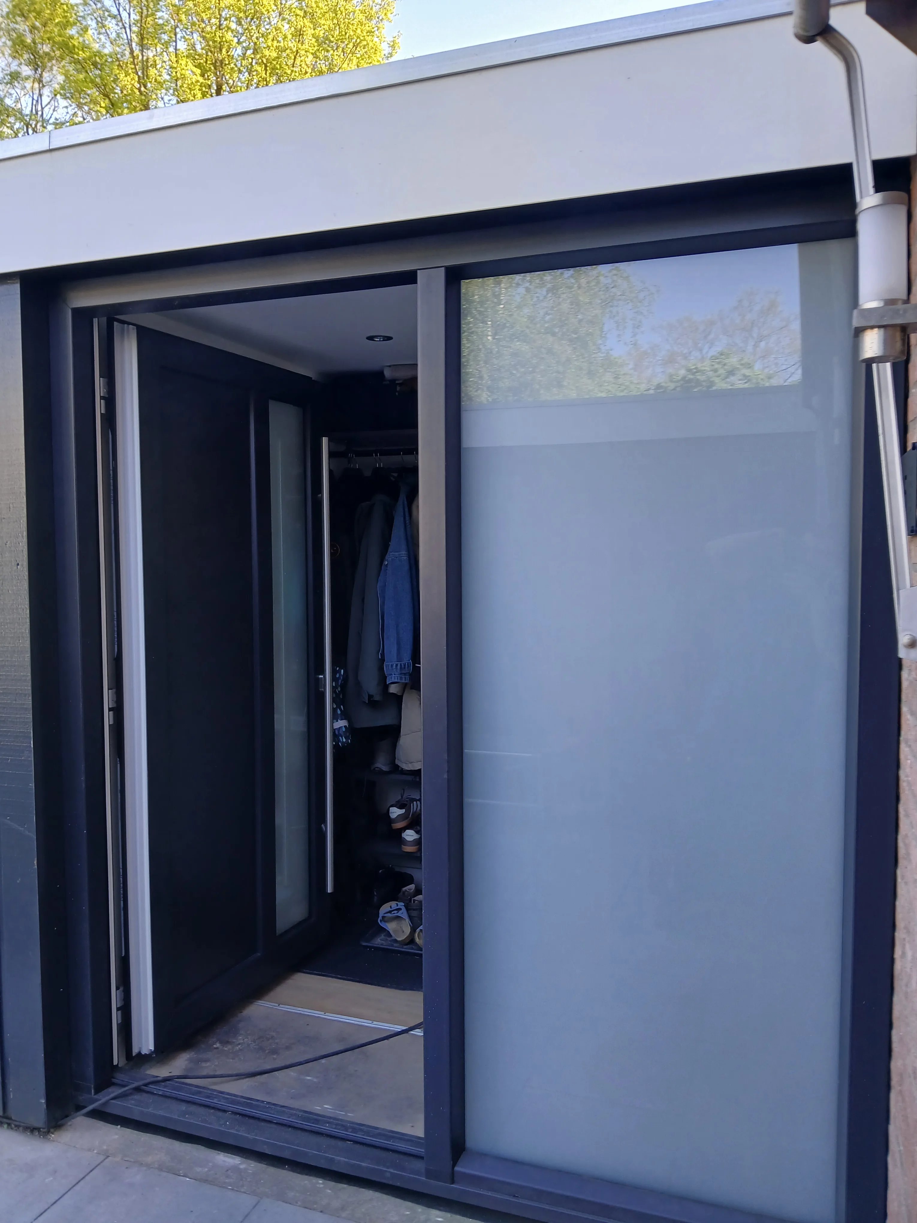 Moderne aluminium schuifdeur met groot glas