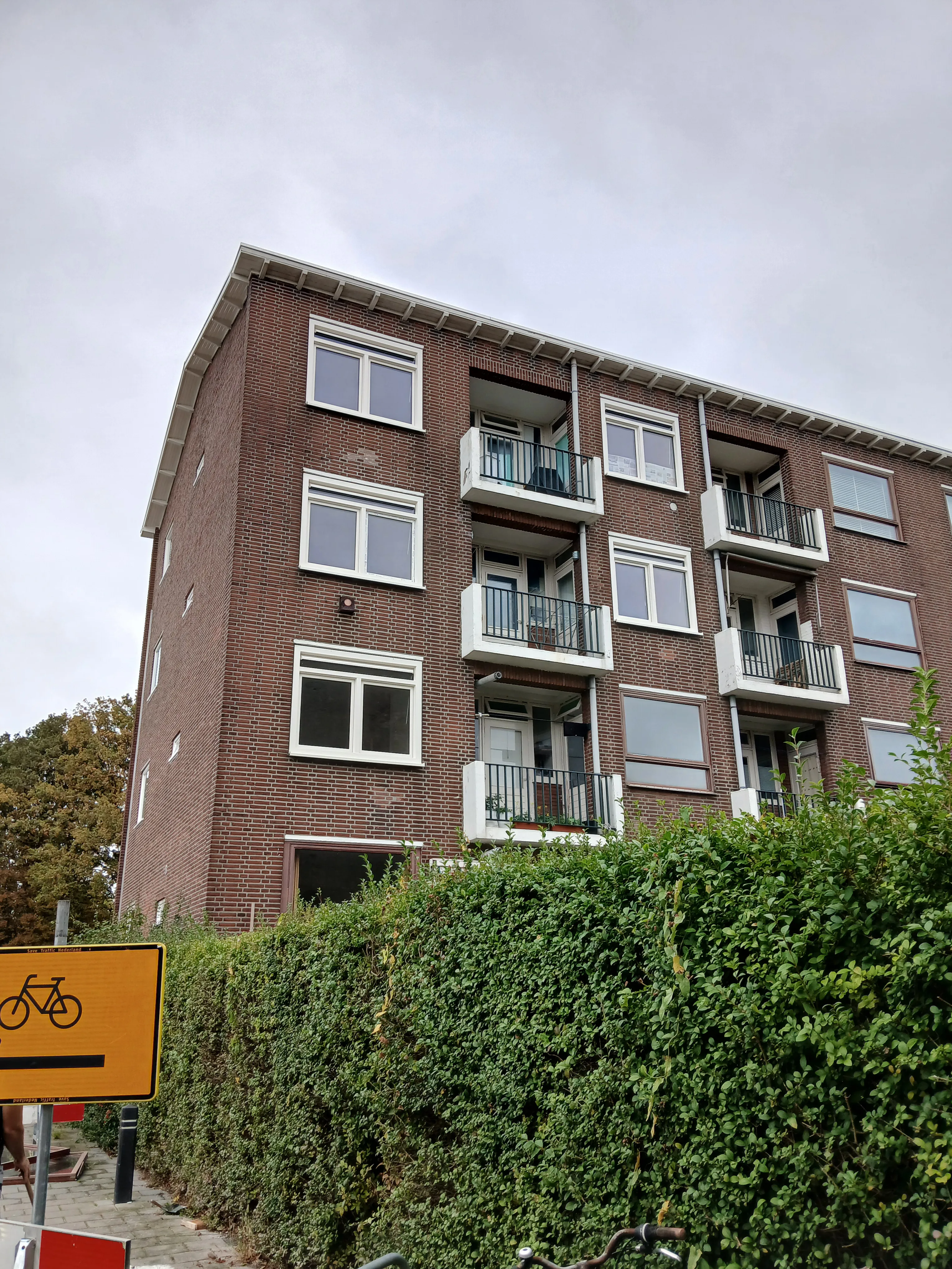 Gerenoveerd appartementengebouw met moderne ramen