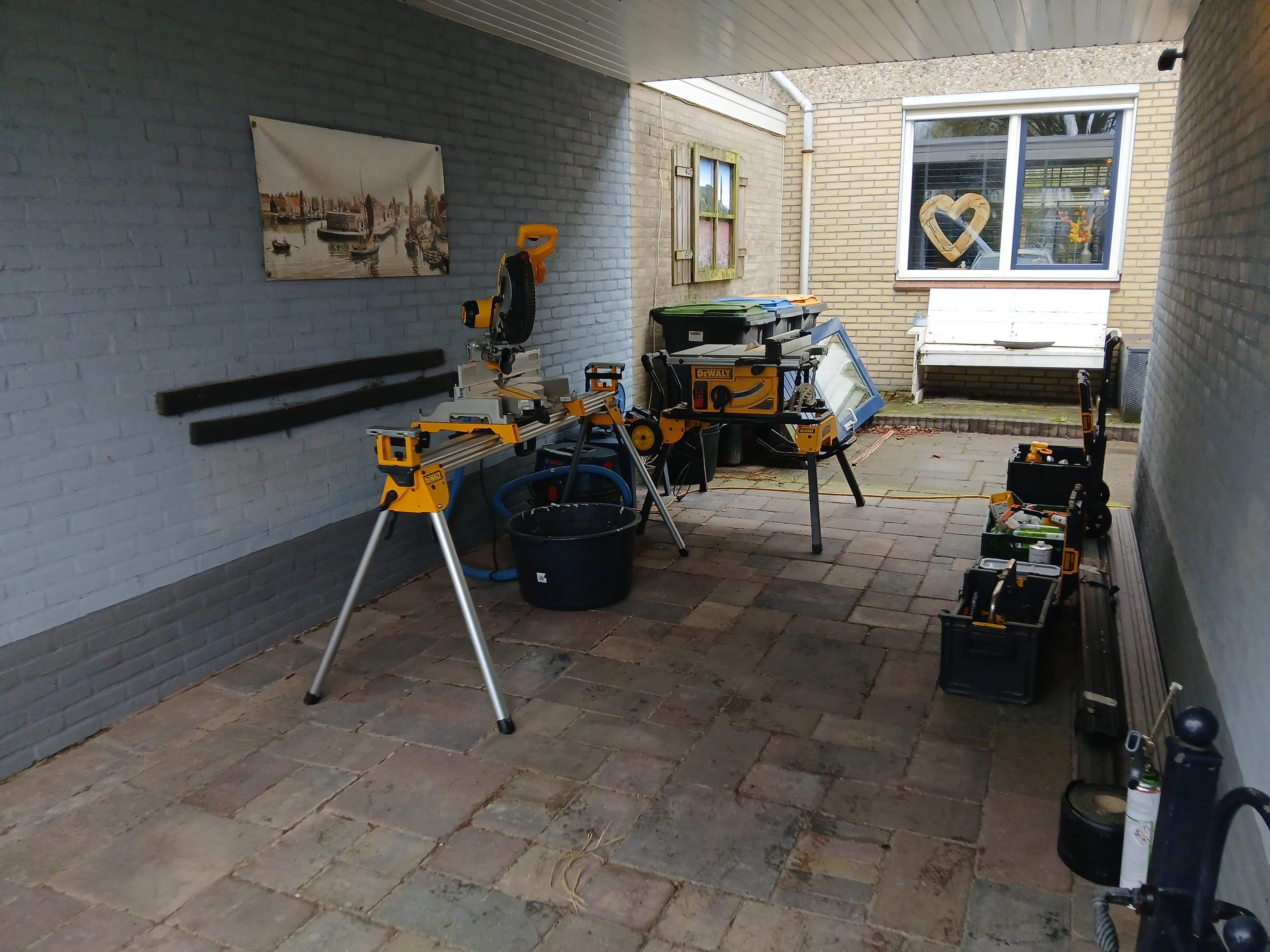 Professionele werkplaats met installatieapparatuur