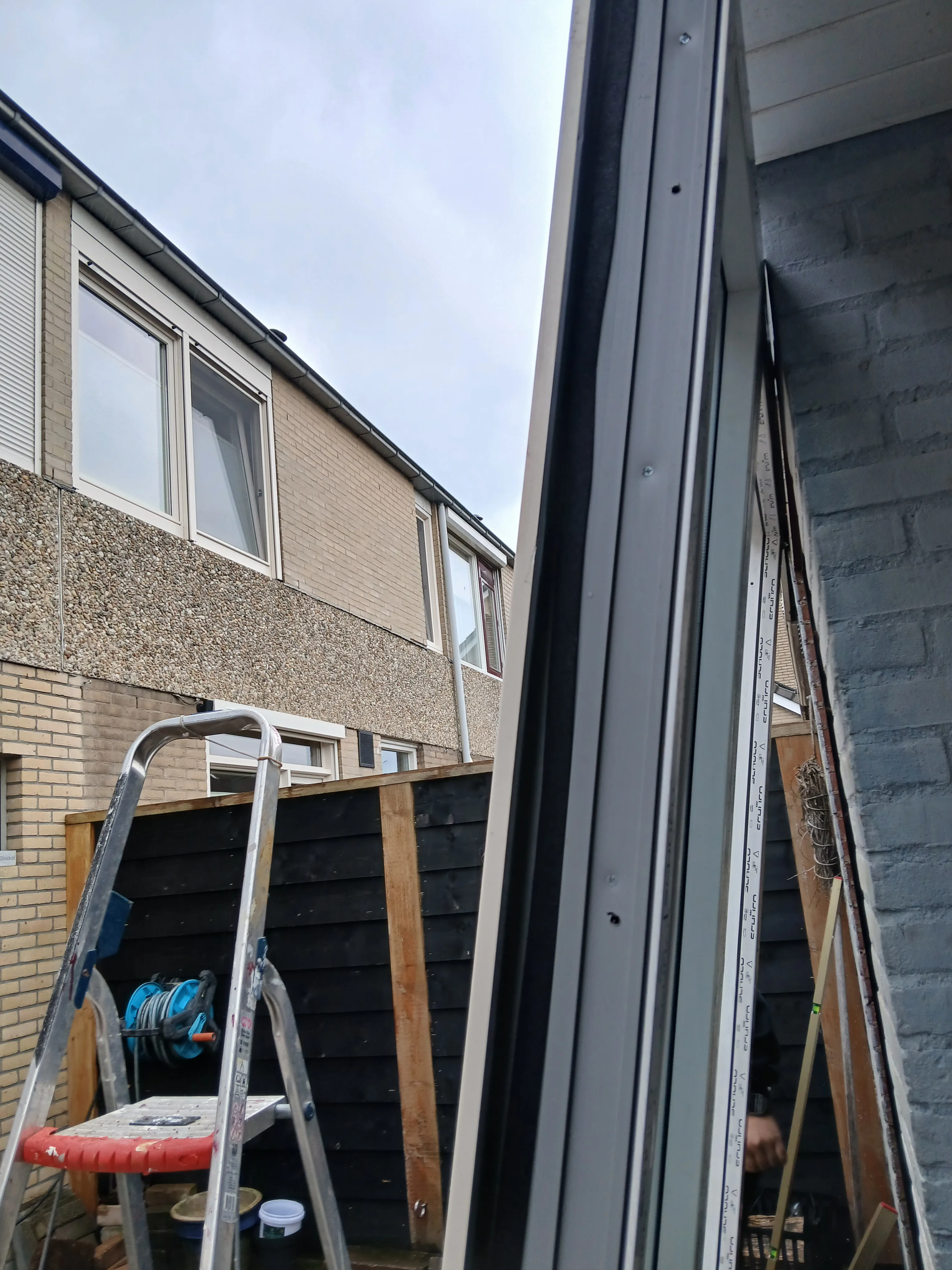 Montage modern kozijn in bakstenen gevel