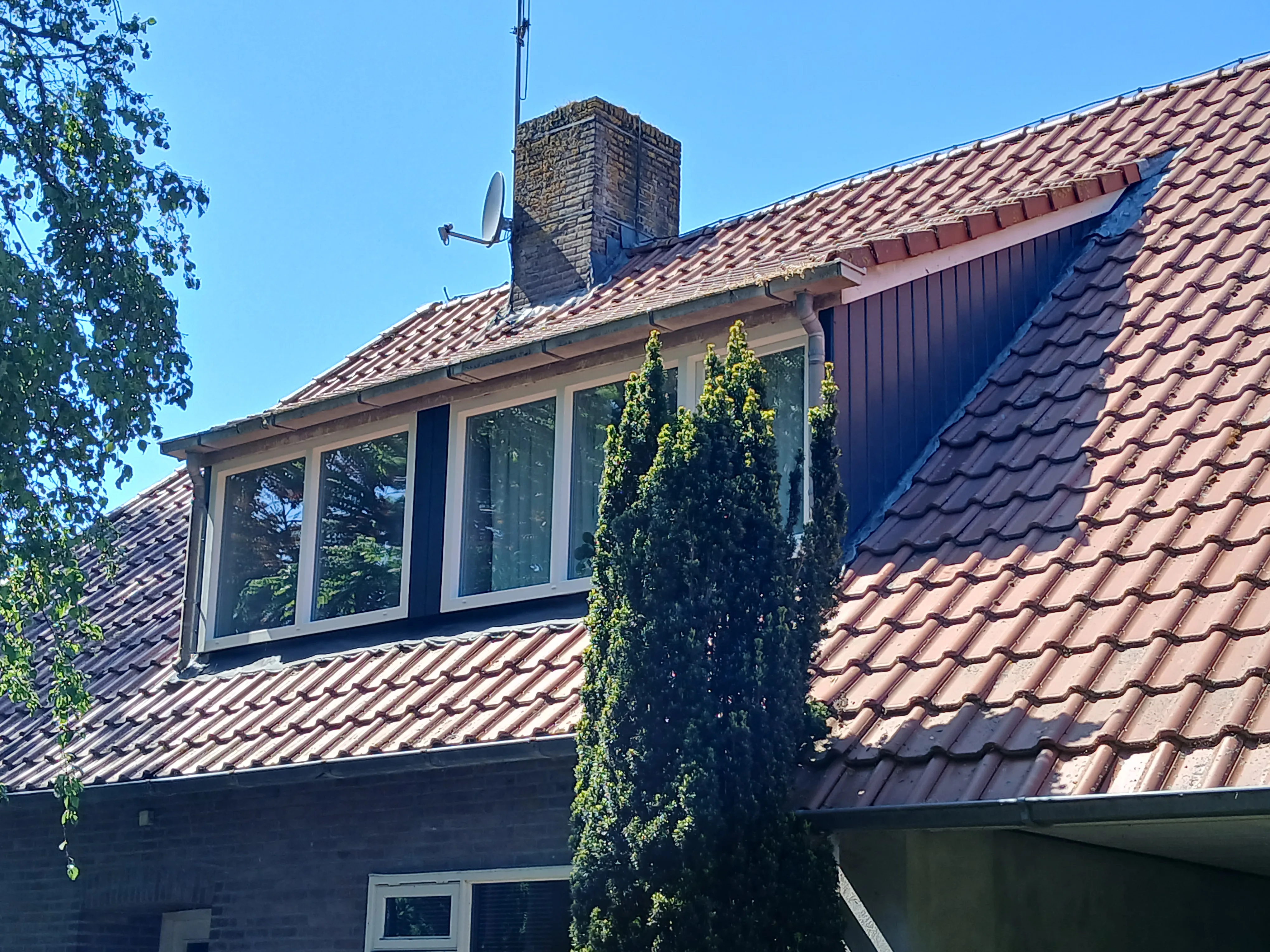 Moderne woning met donkere ramen