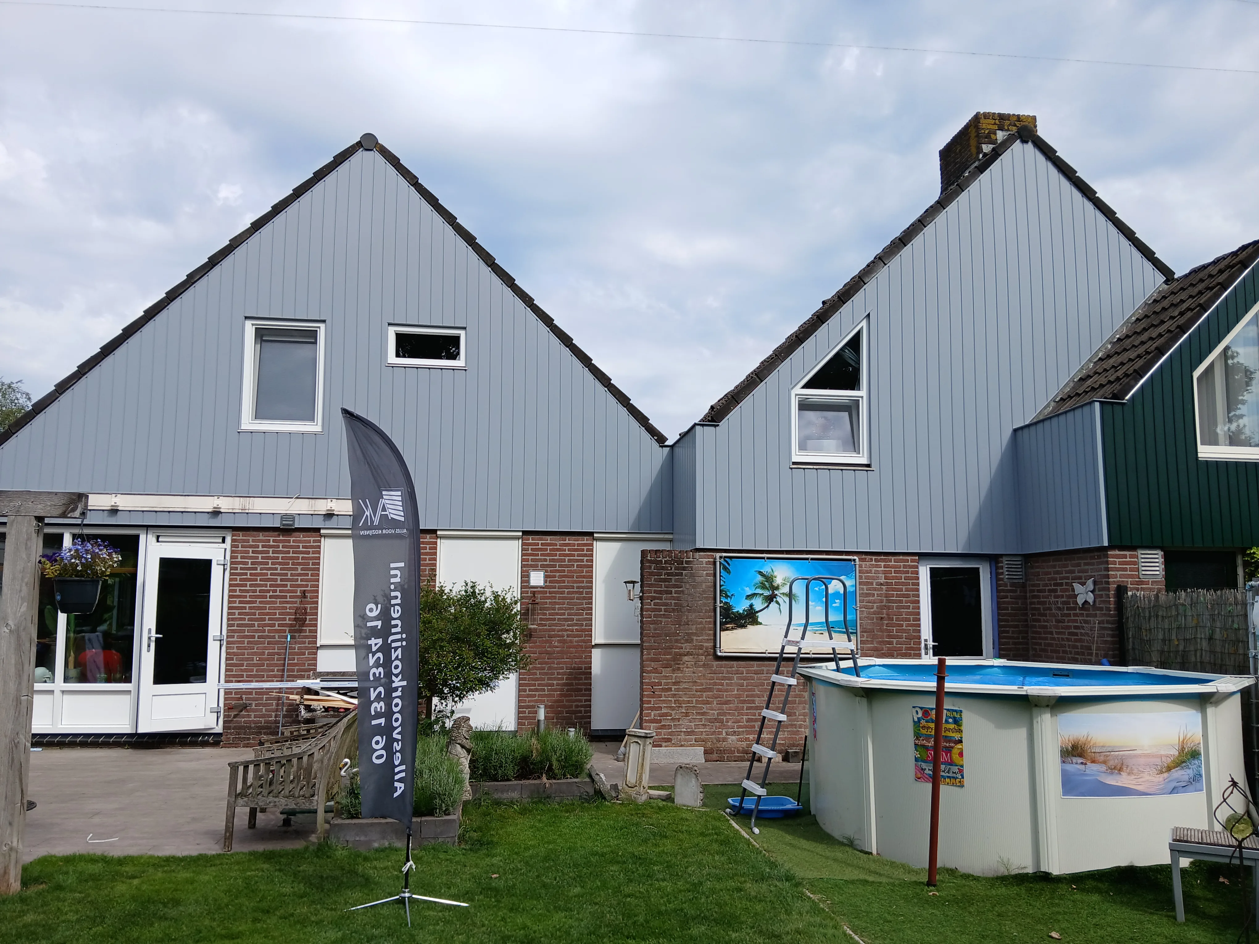 Twee huizen met moderne grijze daken