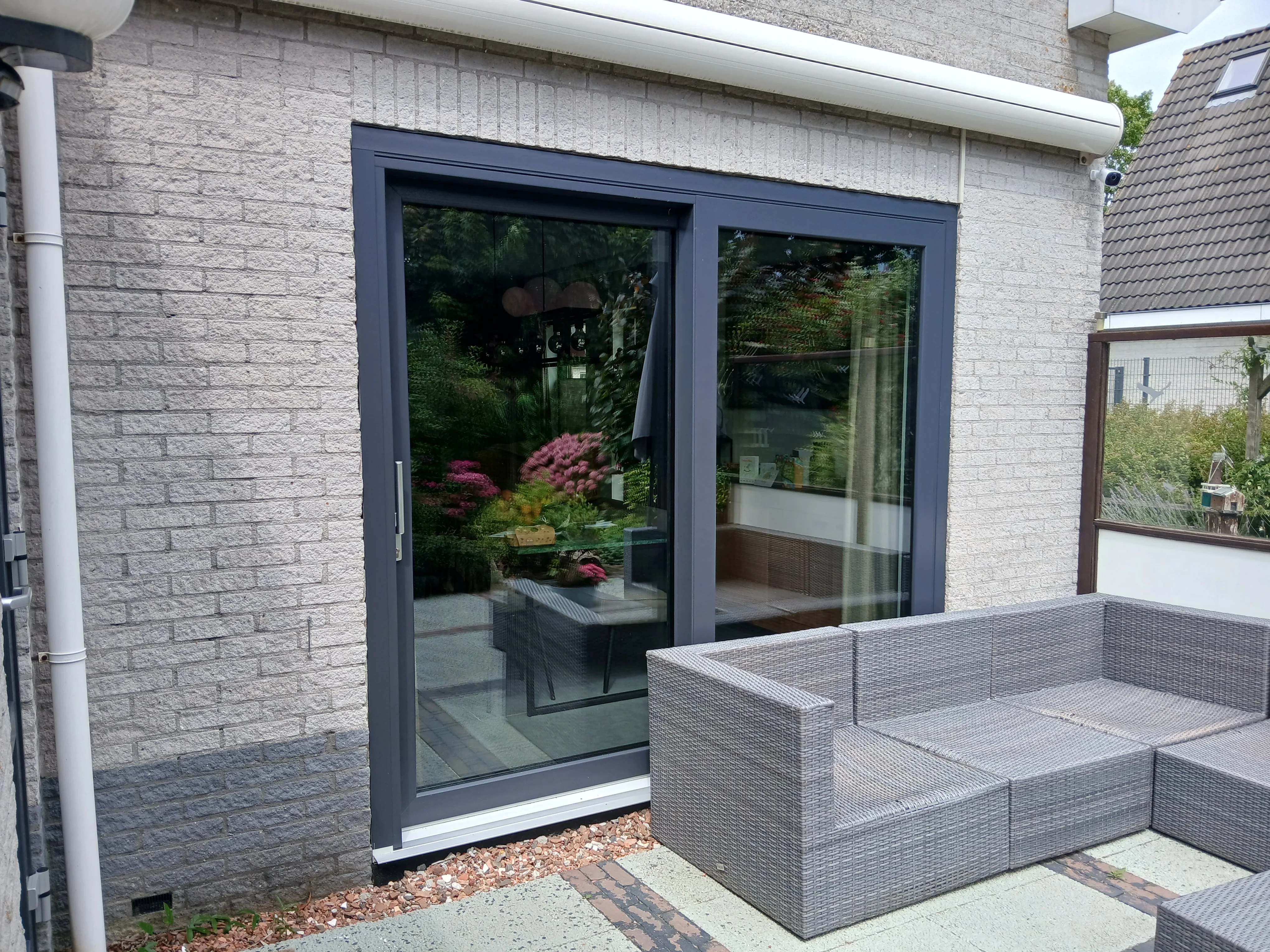 Moderne glazen schuifdeuren met tuinterras