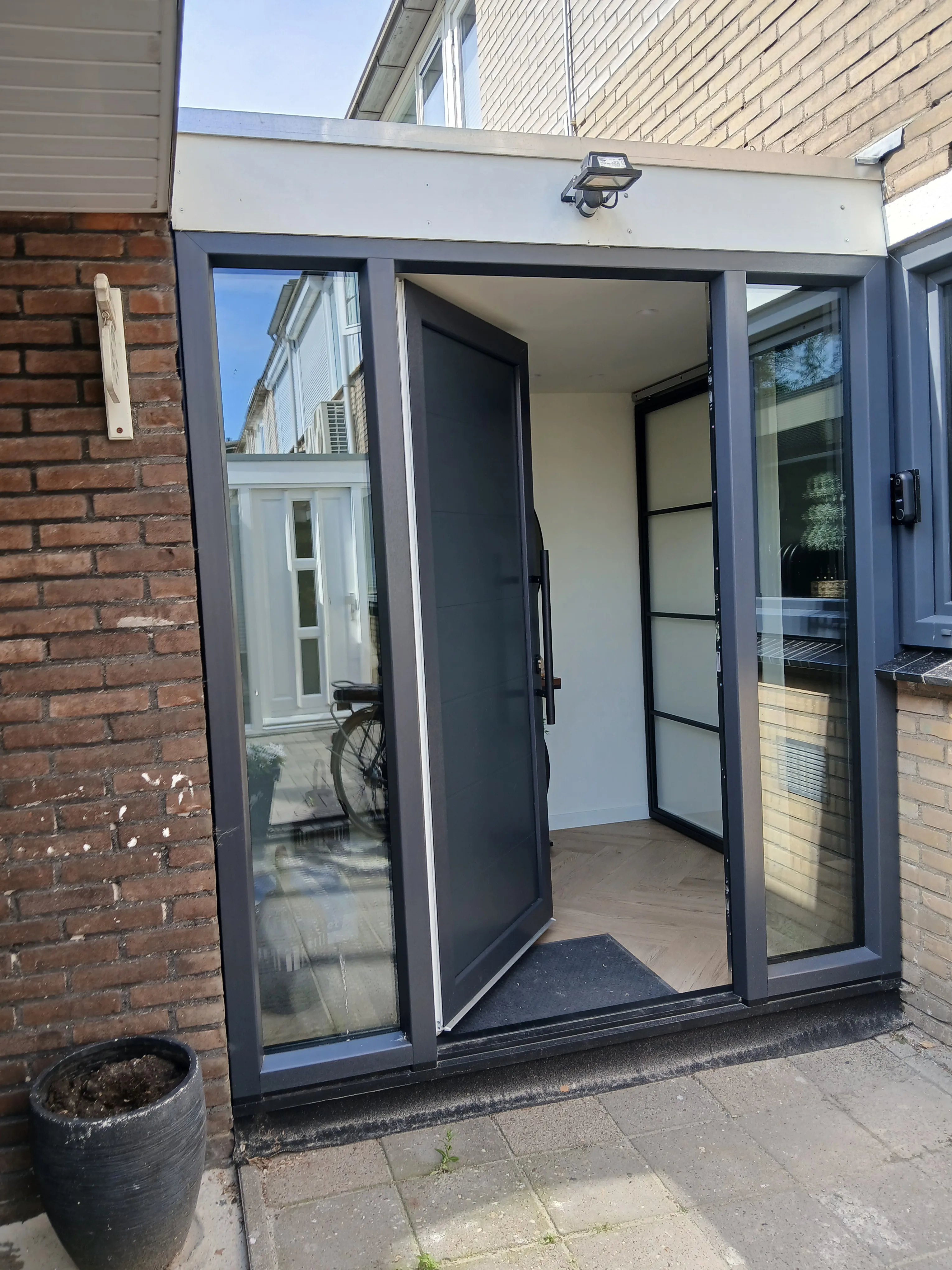 Moderne donkere schuifdeuren op terras