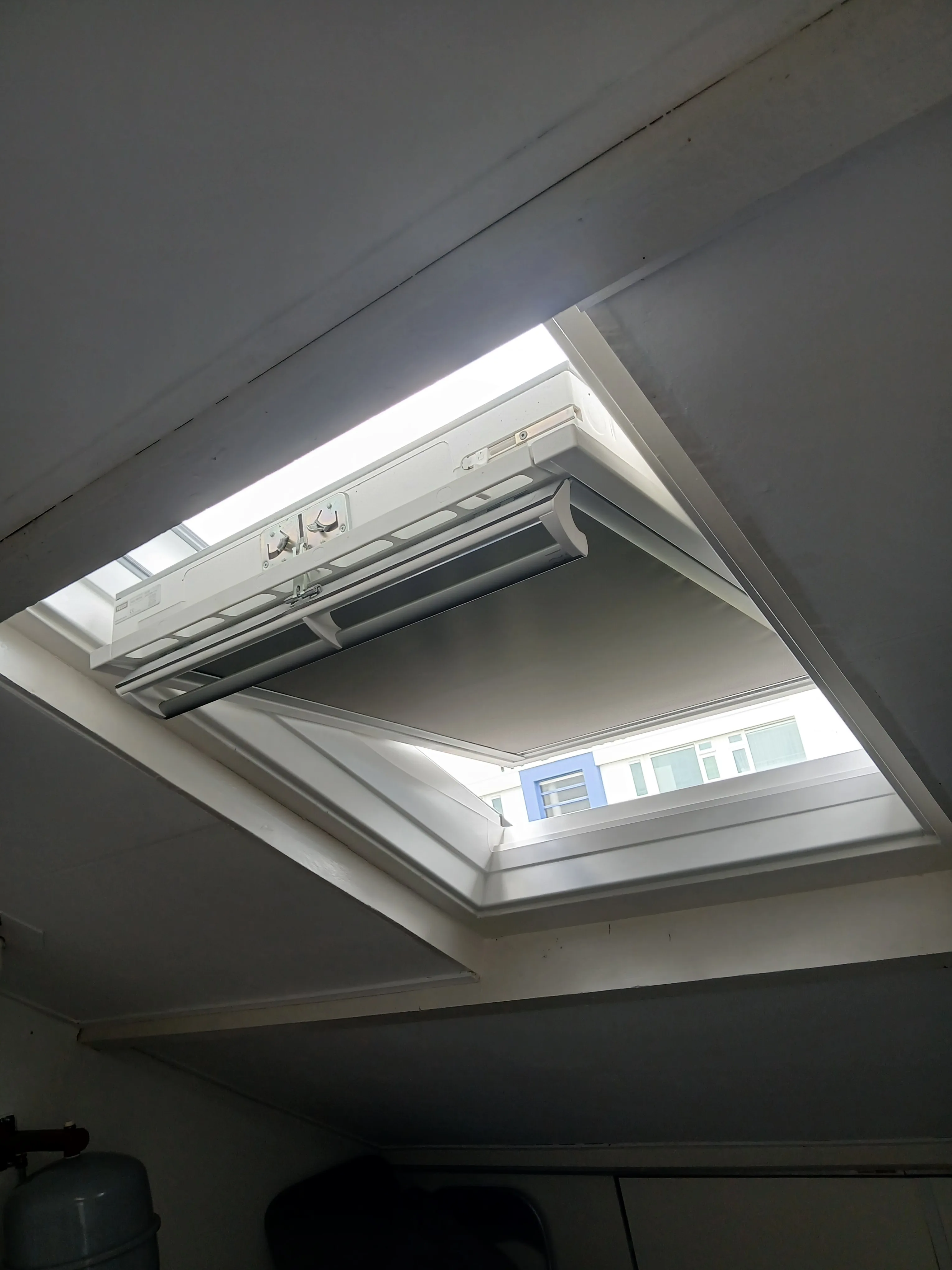 Moderne dakraam met witte zonwering