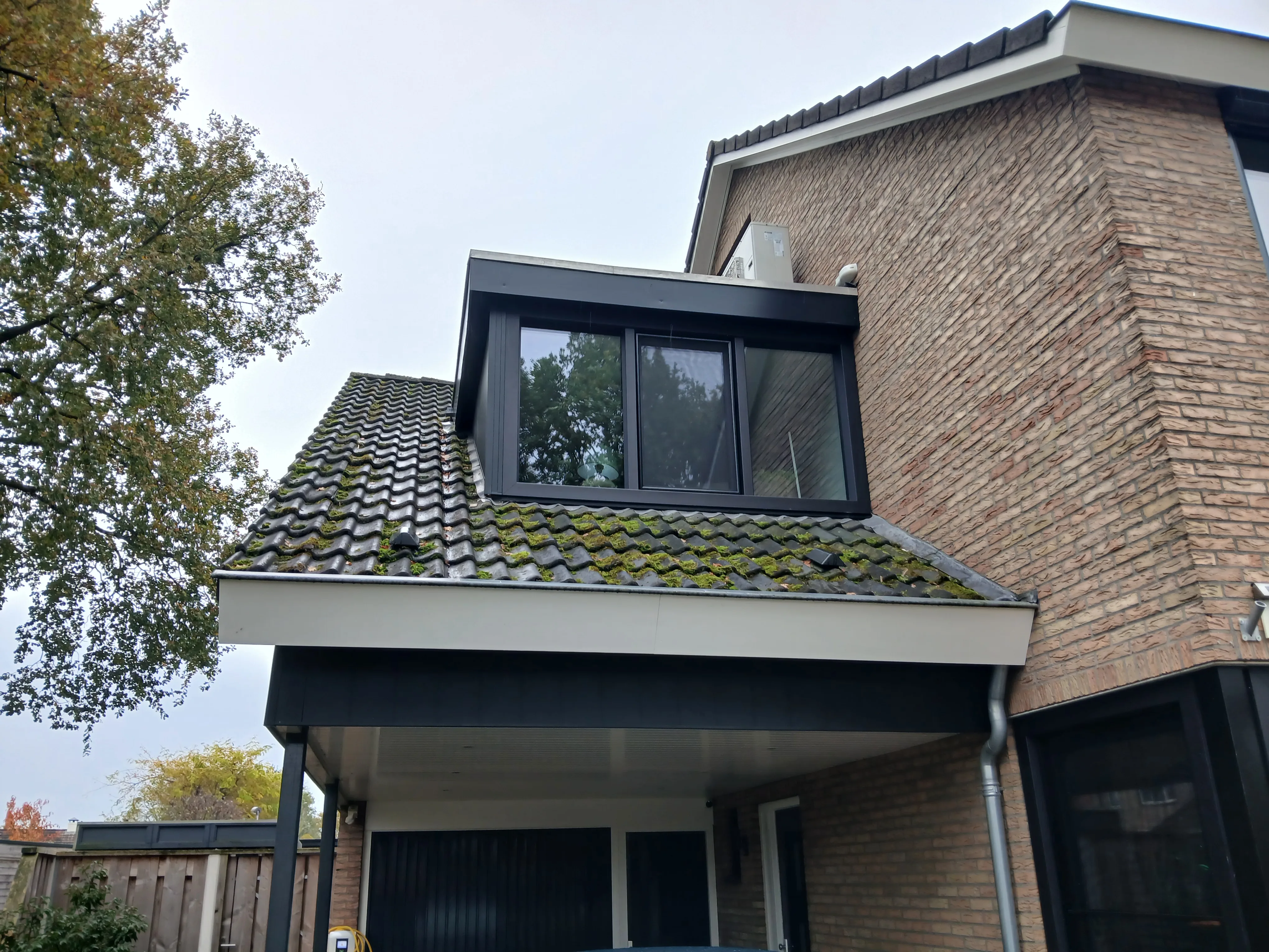 Moderne dakvenster op bakstenen woning
