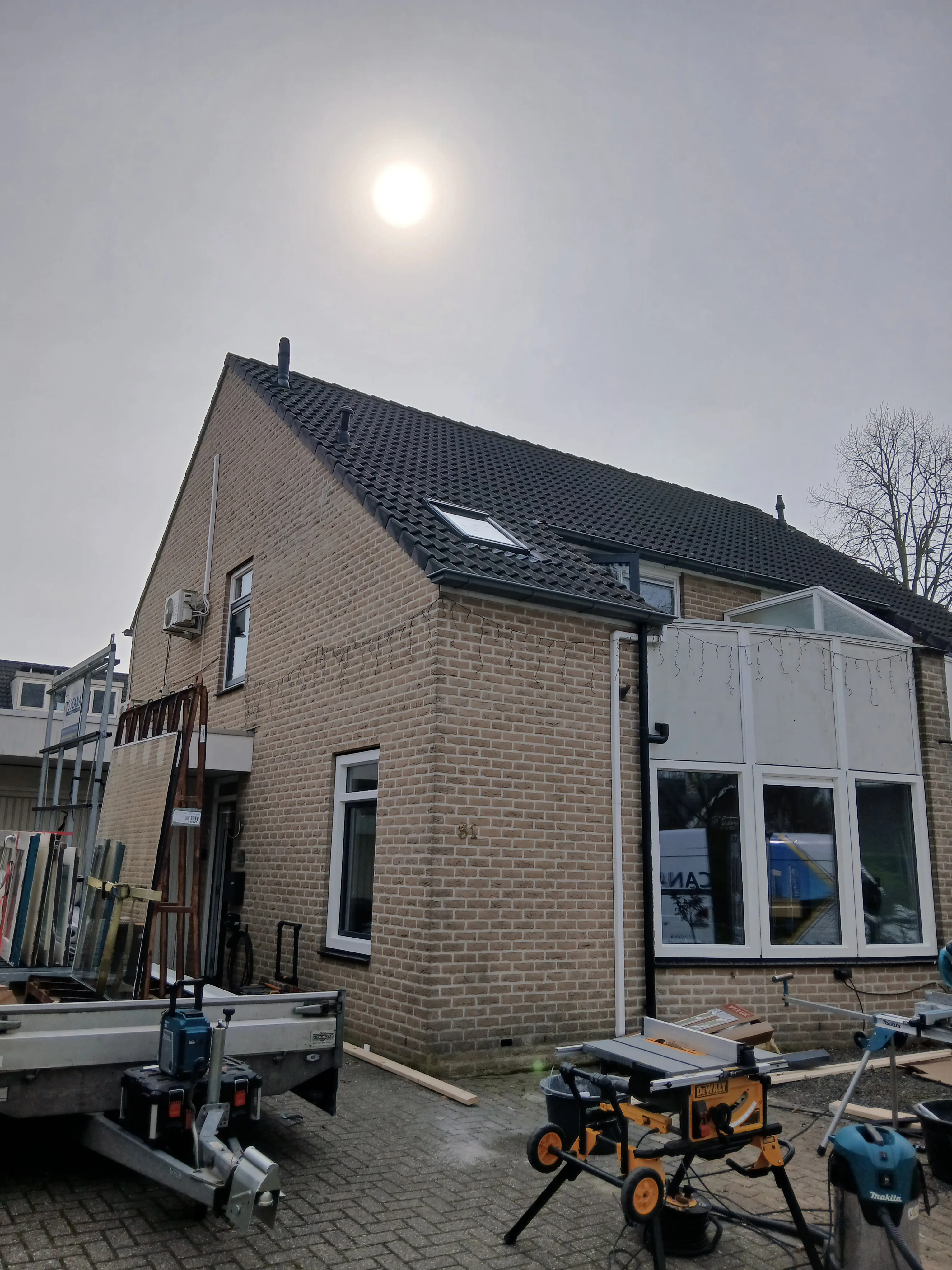 Bakstenen woning met glazen uitbouw