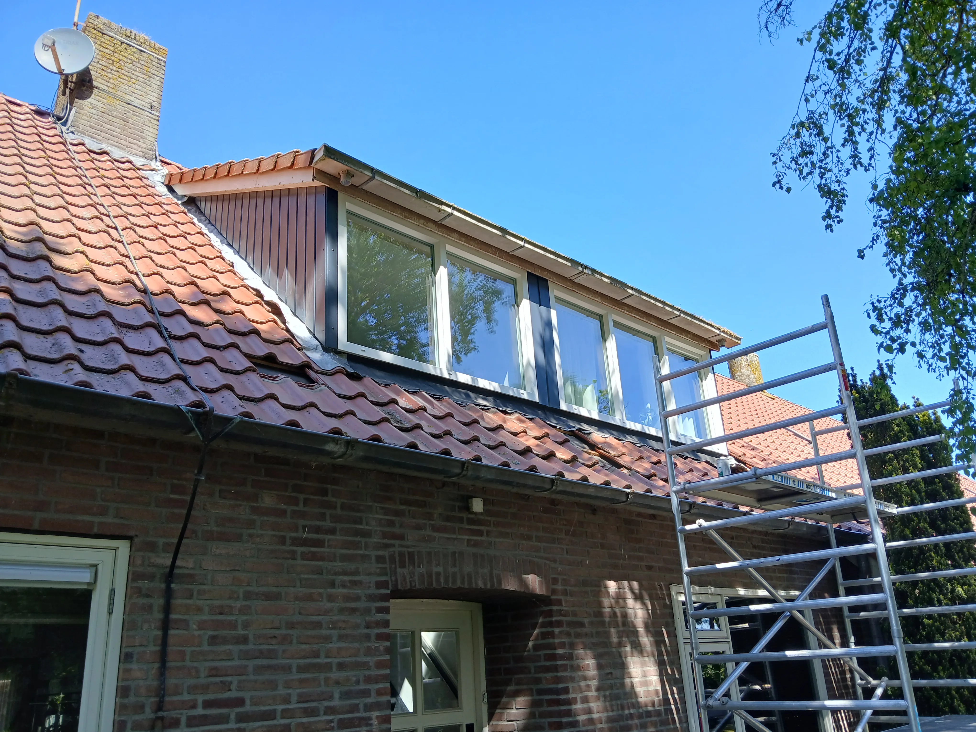 Dakramen op maat geplaatst in een woning met een renovatie aan de gevel
