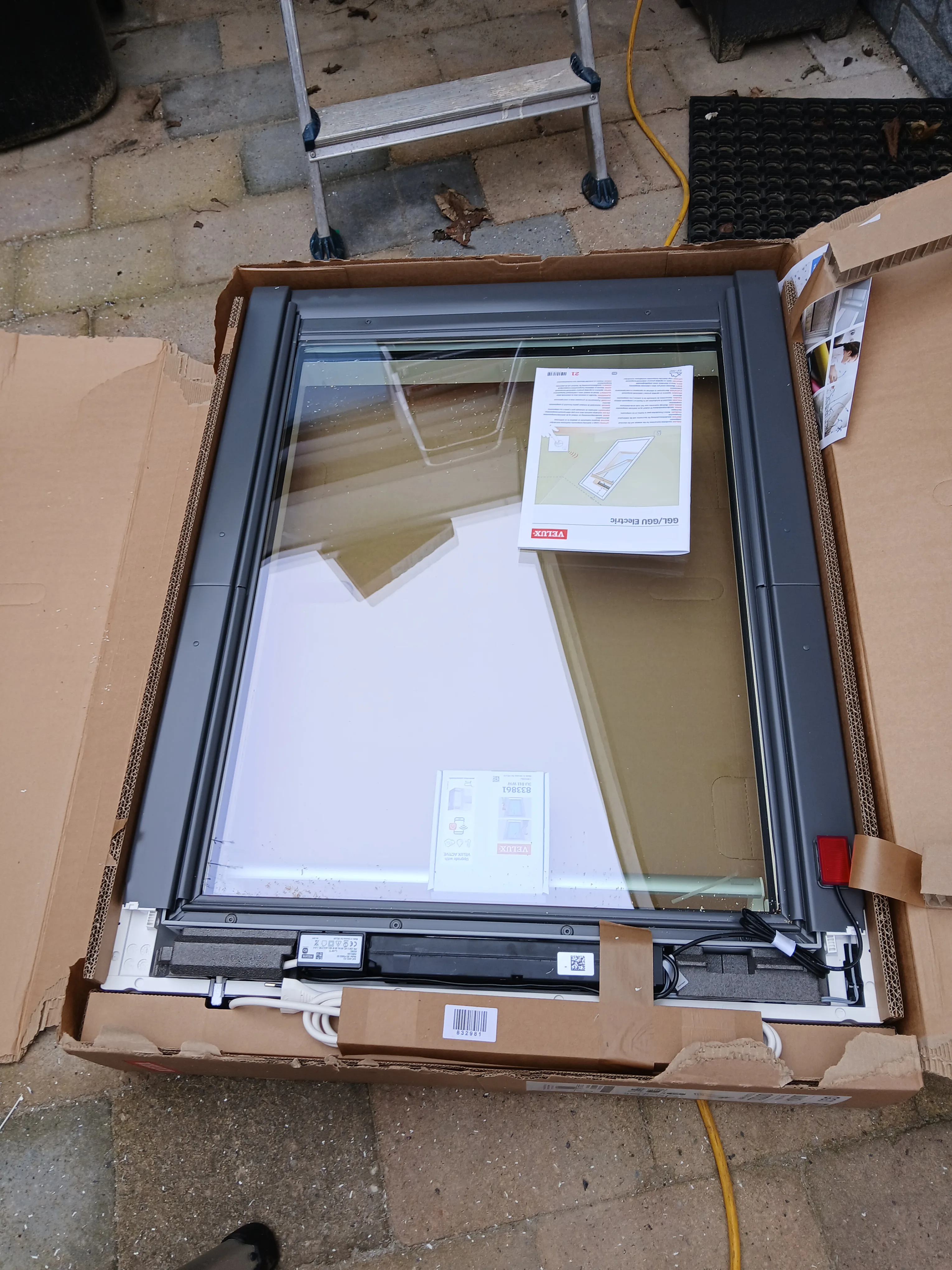 Nieuwe aluminium kozijnen in verpakking, klaar voor installatie