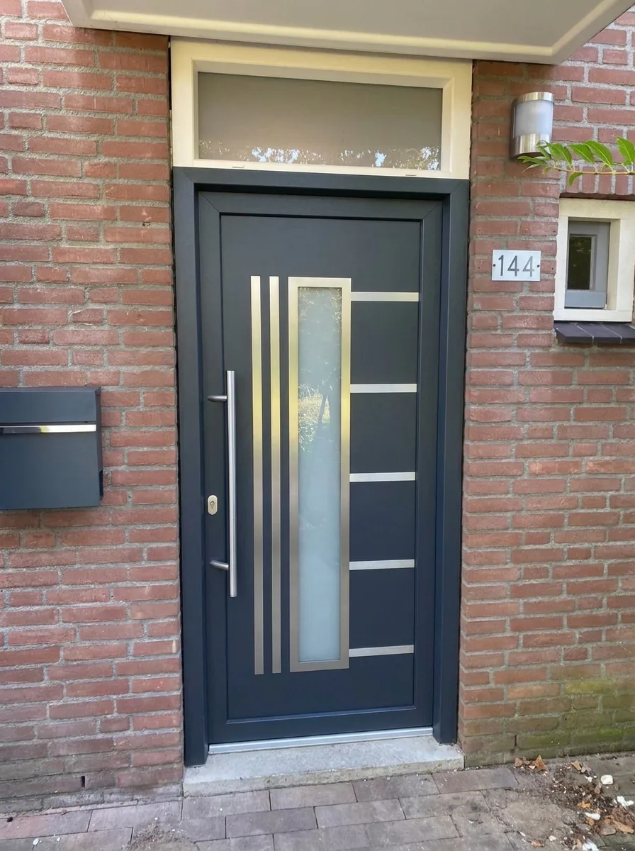 Moderne kunststof voordeur met unieke lijnpatronen en een elegant design