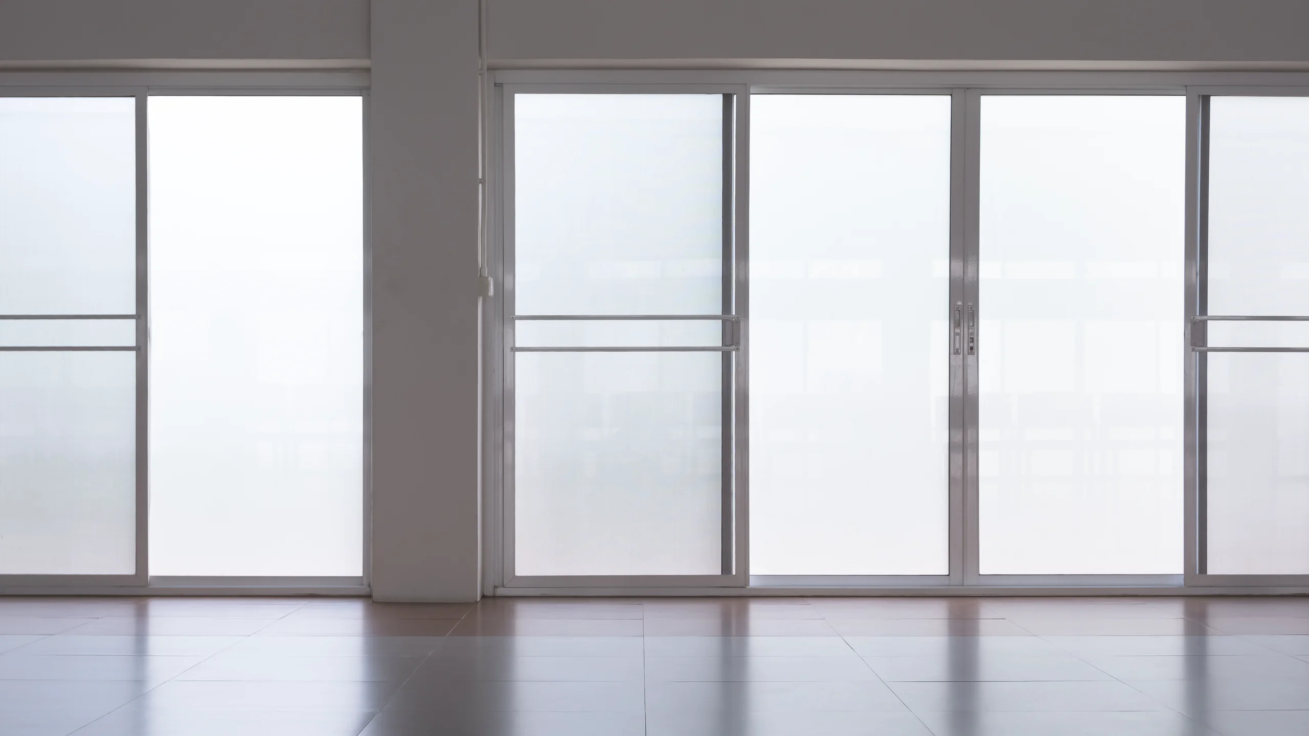 Twee moderne schuifpuien met een minimalistisch ontwerp in een lichte ruimte