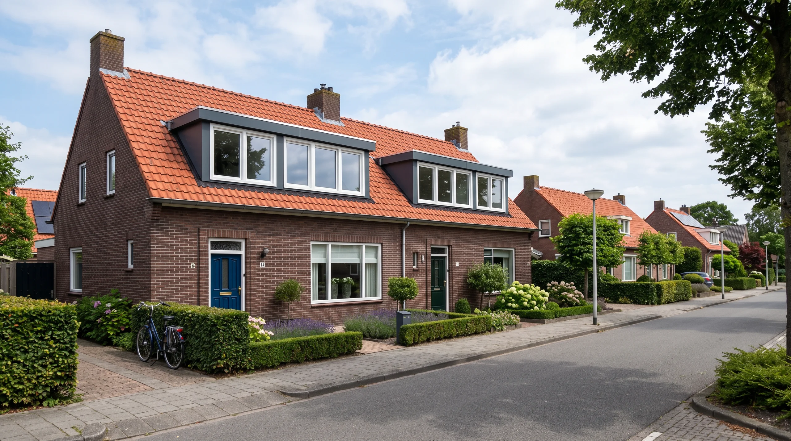 Woning met kunststof kozijnen en een stijlvolle voordeur, omgeven door gazon en groene hagen