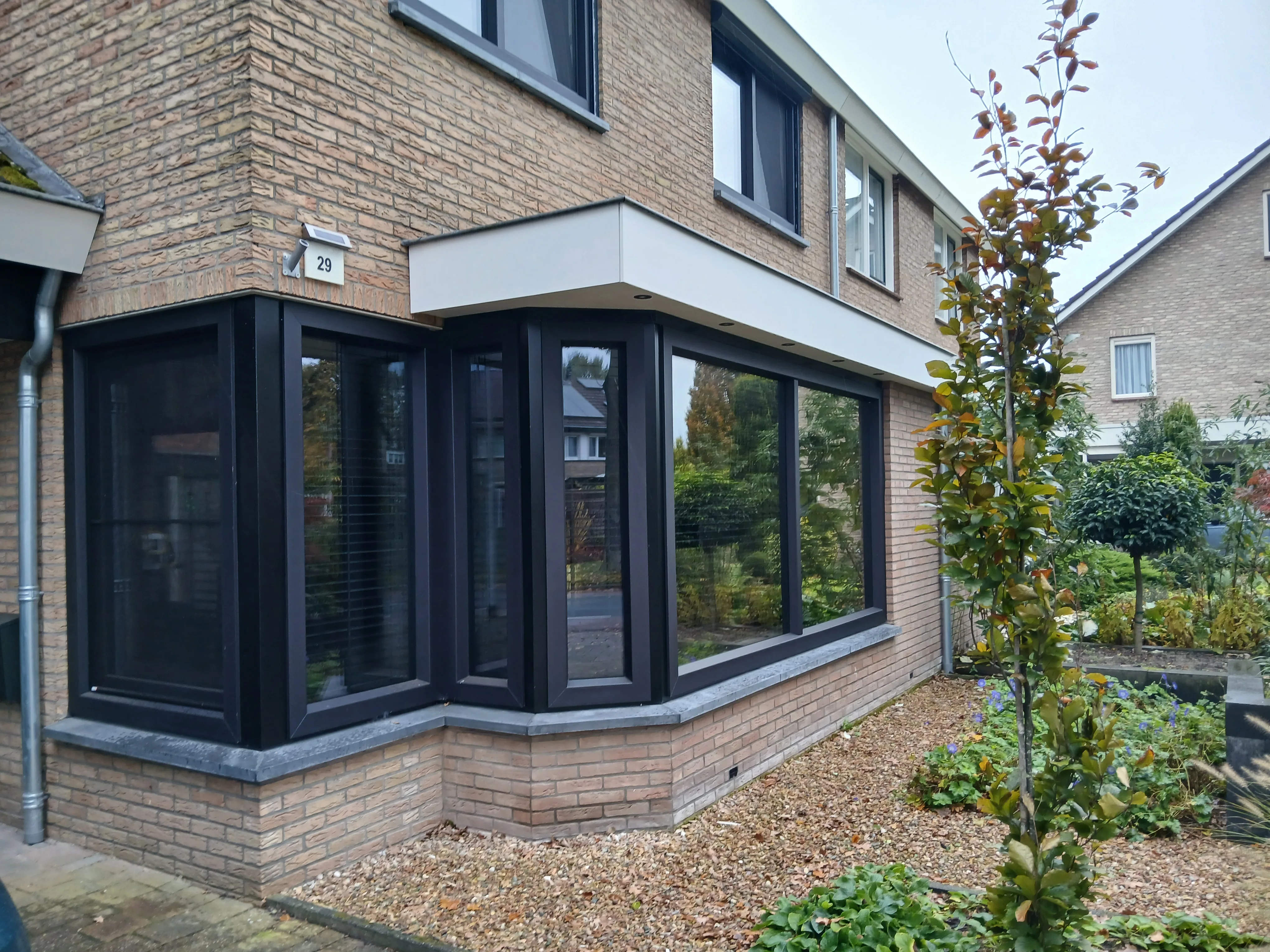 Aluminium kozijnen met moderne afwerking in een tuinomgeving