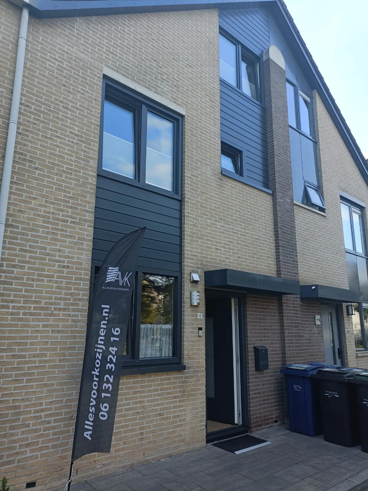 Modern gebouw met Kunststof kozijnen en gevelbekleding